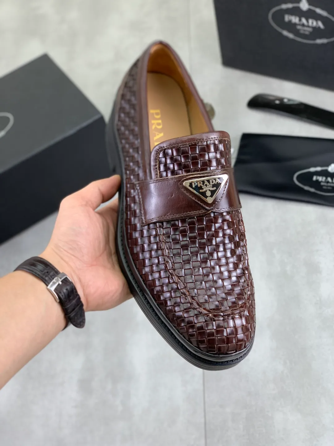 Men's shoes 💰P600 New PRADA Prada's new spring casual leather shoes. Original purchase, development and production. Prada men's classic series. Technological breathable fabrics with cowhide. Casual sports shoes. Casual sports dad shoes combine high-tech breathable materials and cowhide. P's exclusive button decoration on the side. The outsole is full of P italic design and bright colors to show vitality and continue the brand design inspiration. Stroll around the city lightly and feel free and comfortable. Delivered in exquisite packaging 🛍📦 ▪️Fabric: original customized calfskin with breathable material ▪️Inner lining: cowhide lining ➕cowhide feet ▪️Outsole: open-molded TPU rubber material ▪️Sole thickness: 3.5CM ▪️Size: Men's 38-45 black, brown color available
